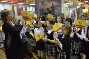 В музее детям подарили флажки Чувашской Республики 