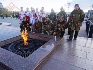 Участники всероссийского патриотического автомарша у Вечного огня в Чебоксарах