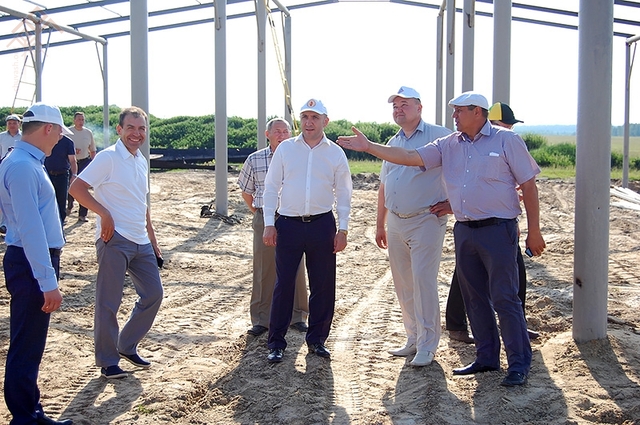 Министр Артамонов — в центре строительства фермы