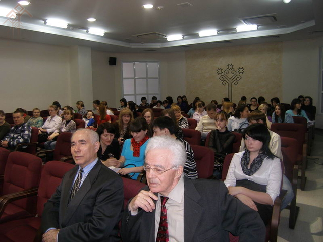 Журналист Демьян Семёнов (в центре справа) в Национальной библиотеке Чувашии (2010)