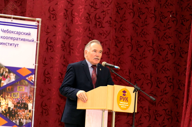 Профессор Таймасов за трибуной Чебоксарского кооперативного института (6 октября 2016 года)