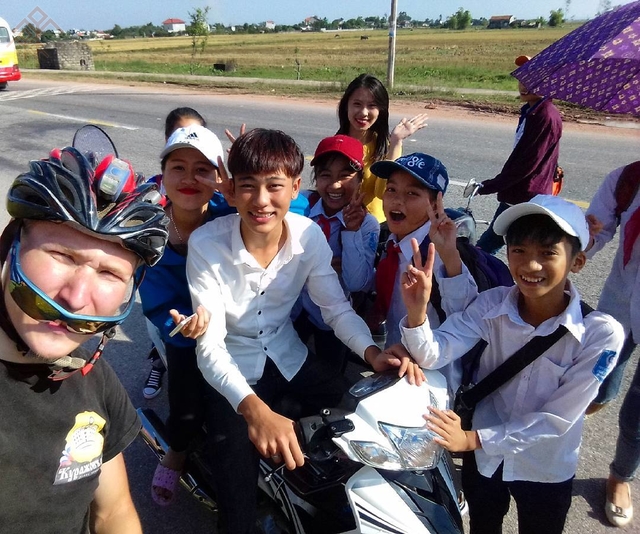 Никиту Васильева встречают вьетнамские школьники