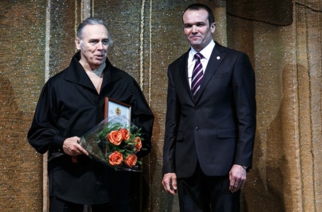 Владислав Пьявко (слева) и Михаил Игнатьев на сцене Чувашского государственного театра оперы и балета