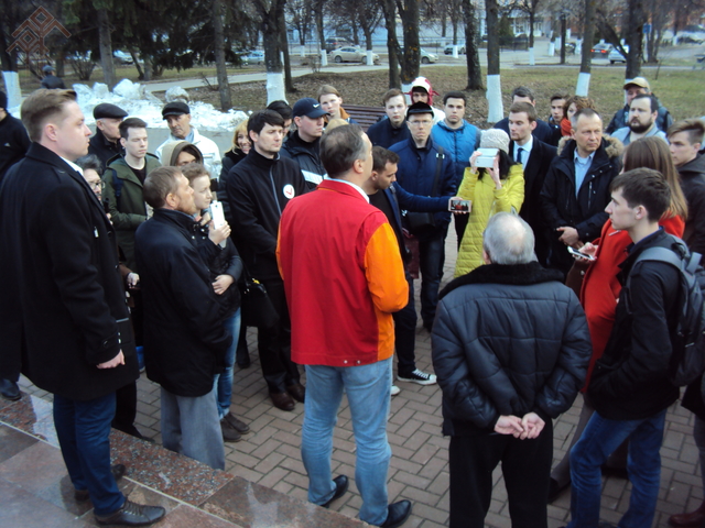 Вечерняя встреча активистов оппозиции с Владимиром Миловым в сквере имени Чапаева