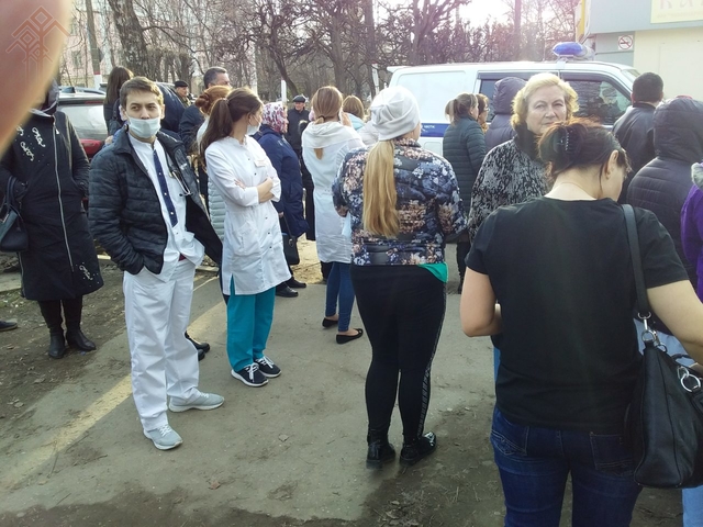 Эвакуированный медперсонал Чебоксарского ГКЦ  у калитки на улице Социалистической. Фото автора