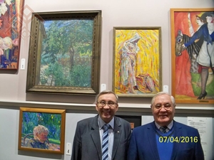 Владимир Васильев (слева) и Лев Кураков на фоне картин из Чувашии