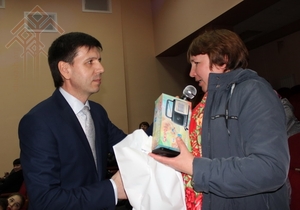 Владимир Тимофеев беседует с победительницей розыгрыша