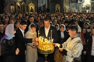 Глава Чувашии Михаил Игнатьев любит посещать пасхальную службу (2014)
