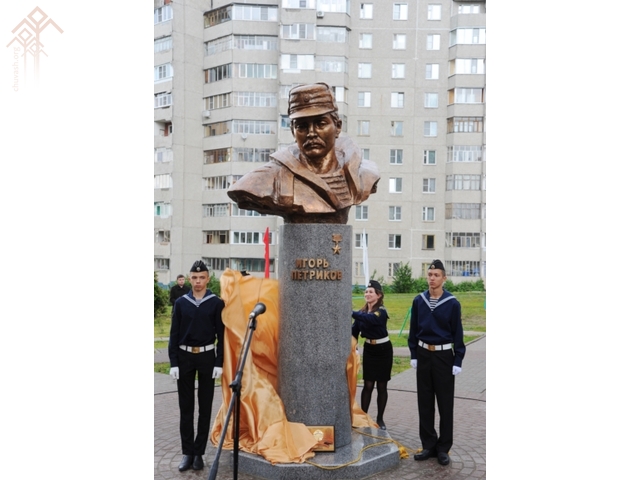  Памятник Герою России Игорю Петрикову в Чебоксарах (2016)