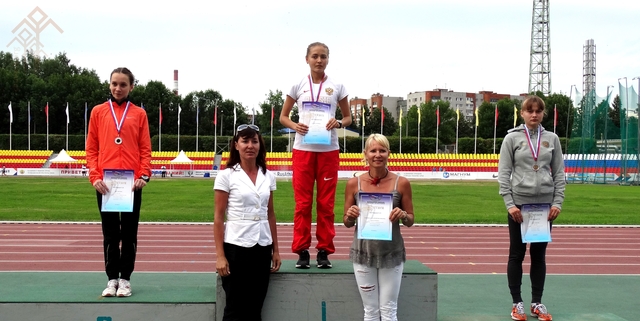 Чемпионки мира и Европы по спортивной ходьбе Алина Иванова (впереди слева) и Олимпиада Иванова (впереди справа) 