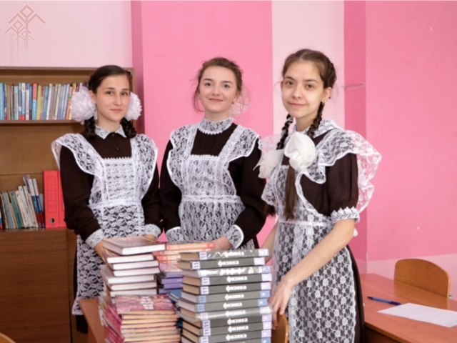 Ангелина Иванова (справа) со школьными подругами