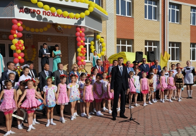 На открытии школы выступает глава администрации Комсомольского района Алексей Самаркин 