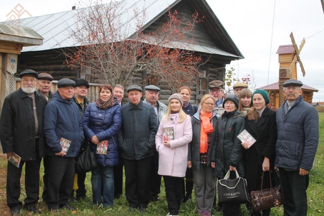 Экскурсанты в Ачаках перед Музеем крестьянского хозяйства Ядринского района
