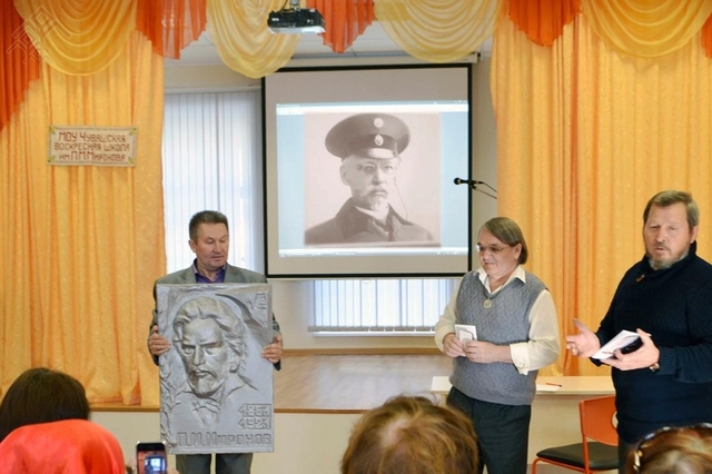 Директор Чувашской воскресной школы в Уфе Иван Тарасов (в центре) принимает дар от ульяновского скульптора Николая Кондрашкина (справа)