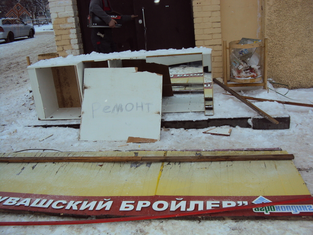Демонтаж вывески магазина «Автан». Фото автора.
