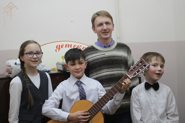 Юные гитаристы после концерта со своим педагогом Михаилом Николаевым