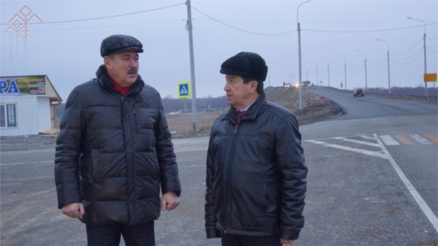 Слева — министр транспорта и дорожного хозяйства Чувашии Михаил Резников (Ядринский район, 28 ноября 2016 года)