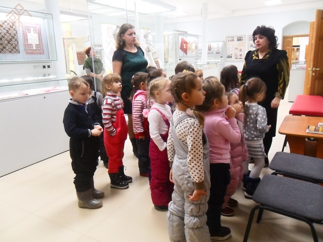 Частые посетители Музея чувашской вышивки — дети и иностранные гости