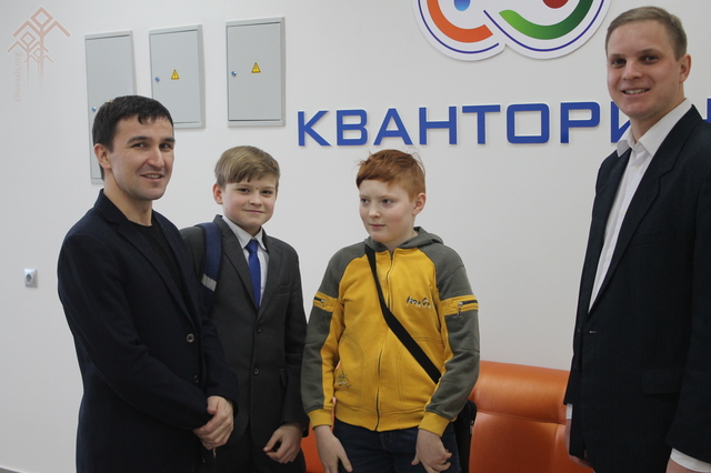 Алексей Сорокин (слева), отец девятилетнего Гриши Сорокина, пришел в «Кванториум» за консультацией