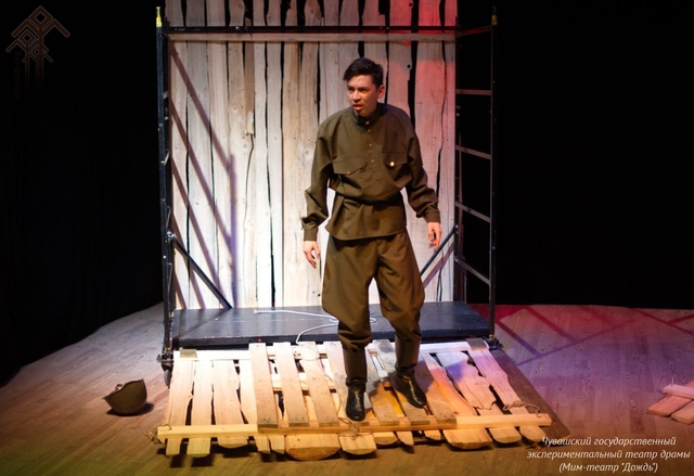 Сцена из спектакля «Четыре солдата в поисках мира». Фото из сайта театра.