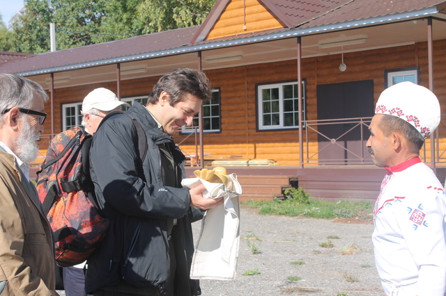 Молдавского гостя с ковшом чувашского пива встречает Чаптай Эльмень