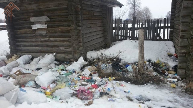 Кучи мусора в деревне СюрлаТри (Моргаушский район). Фото Алексея Кряжинова