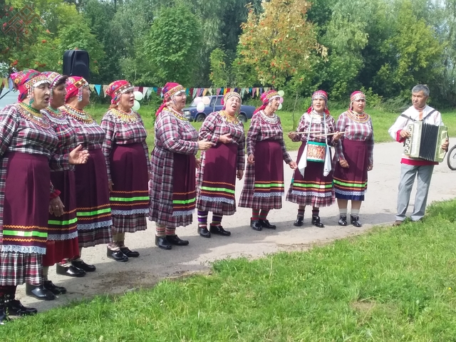 Фольклорный ансамбль деревни Ураево-Магазь. Фото автора