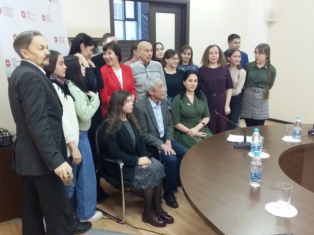 Участники встречи с Атнером Хузангаем. Фото автора