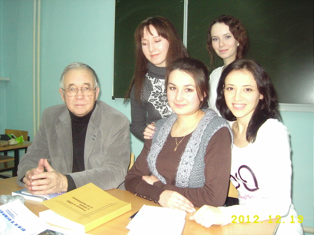 Профессор Трифонов со студентами Чувашского государственного университета