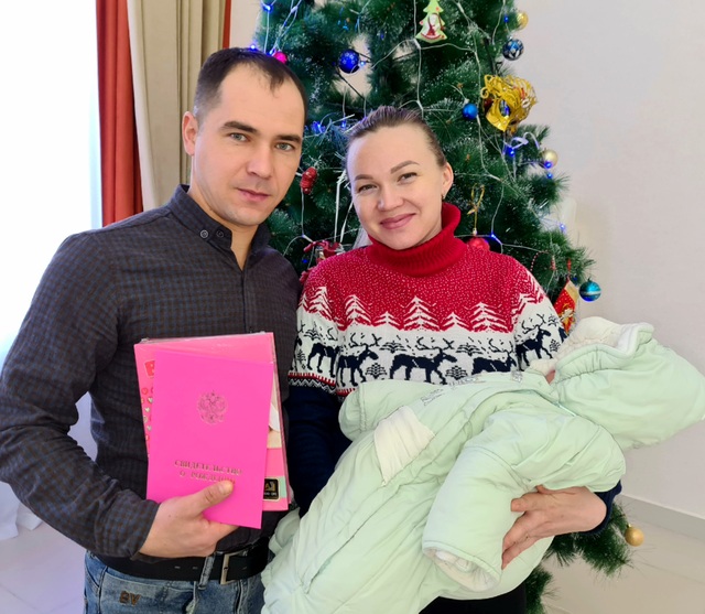 Мия с родителями. Фото cap.ru