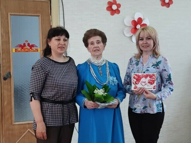 Роза Андреева (посередине). Изображение с сайта cheb-centr.soc.cap.ru